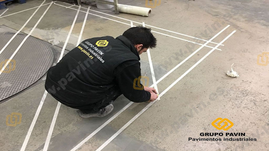 Colocación inicial de las cintas para señalización cruzada en pavimentos industriales