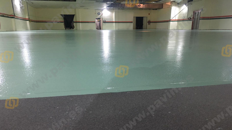 Detalle de acabado en el suelo de resinas para la aplicación de pavimentos industriales para salas blancas ( ESD ) por Grupo Pavin