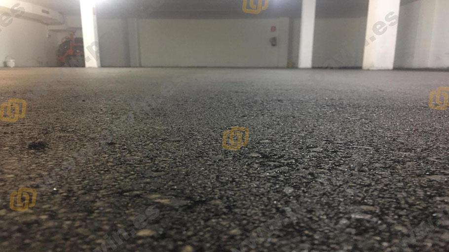 Detalle de un pavimento industrial de asfalto para garajes