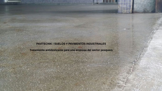 Pavimento terminado con la capa de resina y árido que lo transforma en un suelo industrial antideslizante en la aplicación de pavimentos industriales sector pesquero