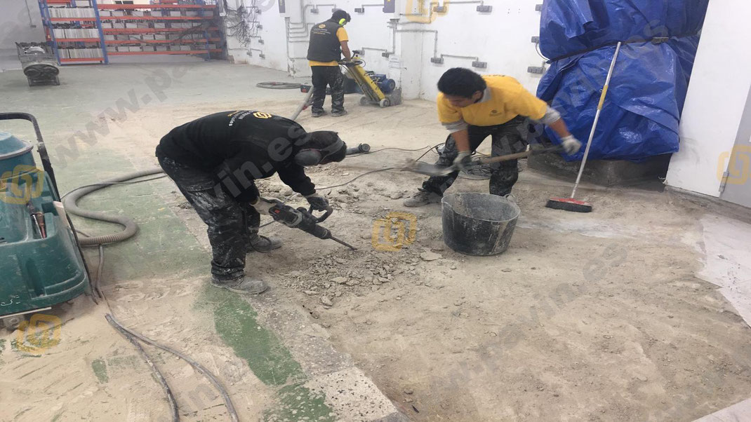 Preparación del soporte con el fresado del antiguo pavimento par la aplicación por Grupo Pavin de una resina epoxi sobre cerámica 