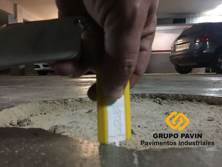 Suelos y pavimentos industriales de resinas continuos en Barcelona medición del espesor