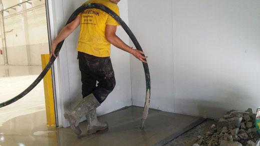 Vertido del mortero autonivelante cementoso con resistencias industriales en los pavimentos