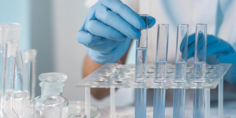 Pavimentos farmacéuticos en laboratorios de I+D y control de calidad con suelos continuos de resina epoxi, fáciles de limpiar y resistentes a productos químicos.