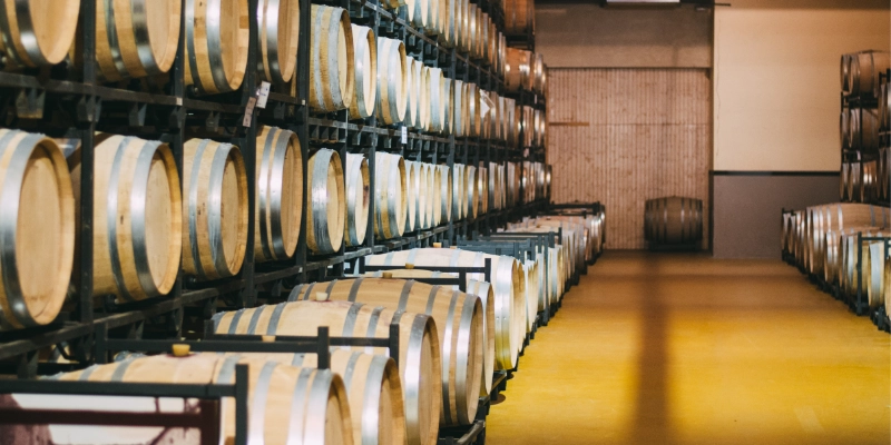 Suelo continuo impermeable en bodega con barricas, resistente a la humedad y ácidos del vino