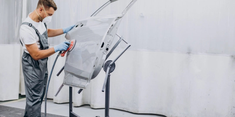 Superficie lisa y resistente a disolventes en cabina de pintura de automoción