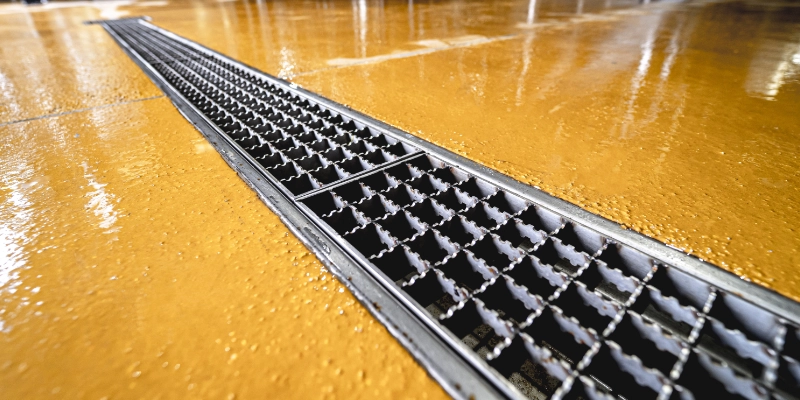 Pavimento industrial antideslizante con drenaje en zona húmeda de la industria alimentaria