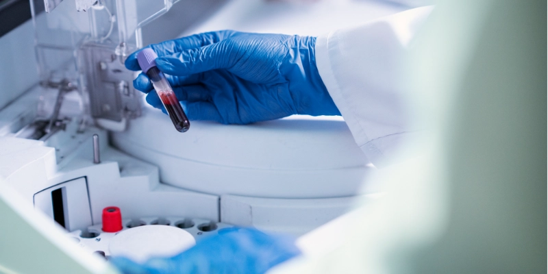 Laboratorio médico con pavimento continuo y resistente a productos químicos y reactivos