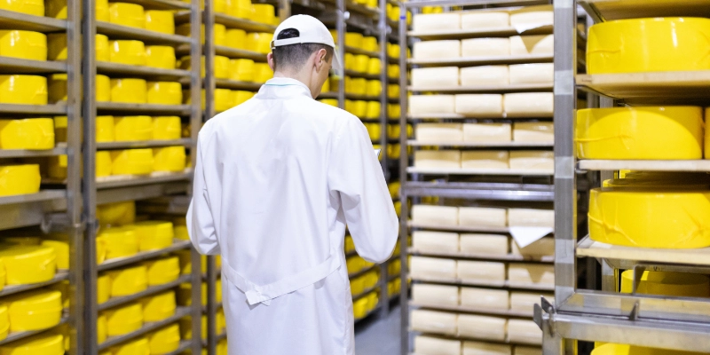 Cámara de almacenamiento alimentario con pavimento higiénico y productos en estanterías