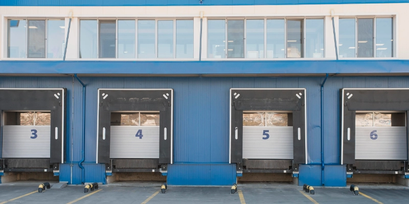 Muelles de carga refrigerados en industria alimentaria con pavimento industrial duradero